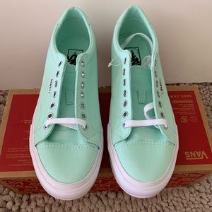 Vans court bay/true sneakers.   NWOT